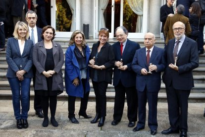 Ada Colau i Isona Passola, ahir amb els nous membres d’honor de l’Acadèmia del Cine Català.