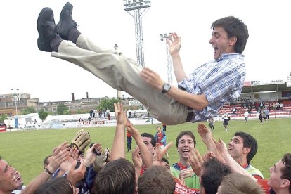 En su etapa en el Tàrrega coincidió con Joan Capdevila, de pie, segundo y tercero por la izquierda. Jugadores del Balaguer la mantean en 2004 tras lograr el ascenso a Tercera. 