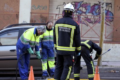 Bombers al lloc on es va trobar el fetus a Salamanca.