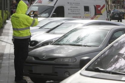 Imatge d'arxiu d'un vigilant de zona blava a Lleida.