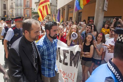 Tàrrega clama contra la homofobia y el obispo Novell debe de salir escoltado por la policia