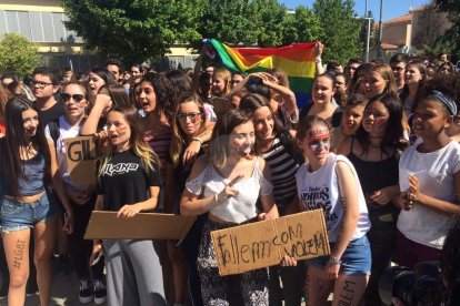 La concentració d'estudiants aquest dimecres al pati de l'institut Gili i Gaya contra els comentaris homòfobs d'un professor.