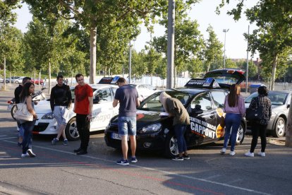 Alumnes i professors d'autoescoles aquest divendres al pàrquing del Camp d'Esports de Lleida.