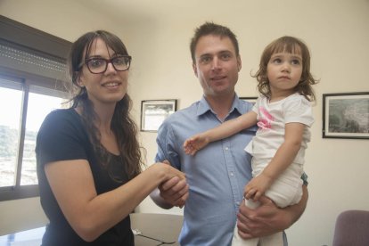 La niña, Carlota Balcells, junto a su madre y el alcalde, Vicenç Roig, ayer por la tarde.