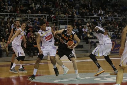 El base grec de l’Actel Lleida, Epameinondas Papantoniou, controla una pilota davant del jugador del Palència Jhornan Zamora, en una acció del partit d’ahir.