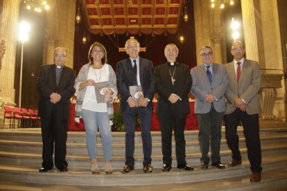 Mosén Gerard Soler, presidente del Capítulo, Pujol, Company, Giménez Valls, el alcalde Ros y Puig, ayer. 