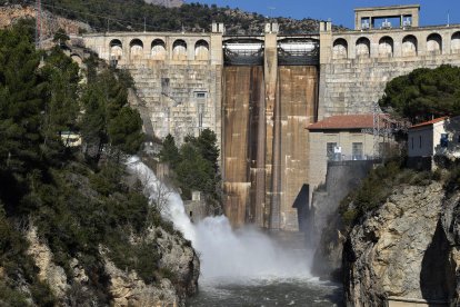 La presa de Oliana, inspeccionada junto a la de Rialb, y el agua saliendo de la tubería lateral.