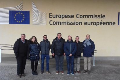 Representants de JARC-COAG davant de la seu de la CE a Brussel·les.