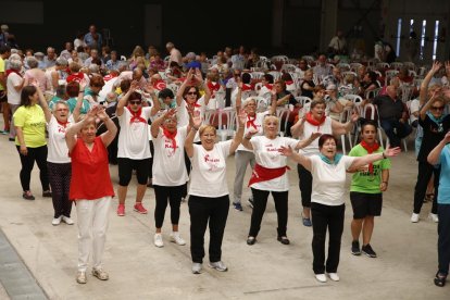 Baile con la Orquestra Glacé, ayer en la fiesta de la tercera edad en los Camps Elisis. 