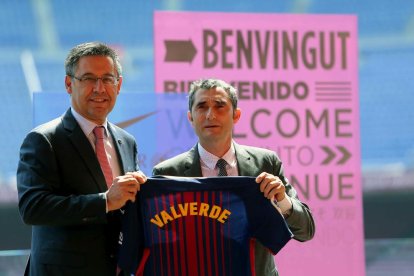 Josep Maria Bartomeu y Ernesto Valverde, ayer durante la presentación del nuevo entrenador del equipo.