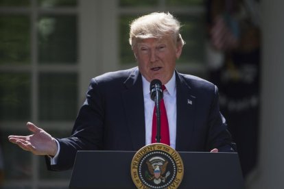 El presidente estadounidense, Donald Trump, anunciando la salida del acuerdo climático de París.