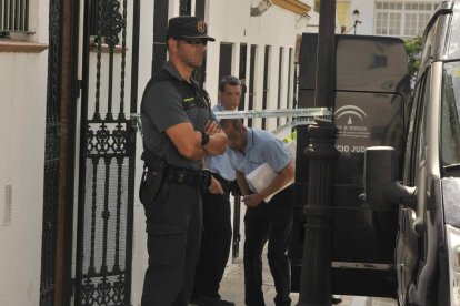 La guardia civil en la puerta del domicilio de la pareja.