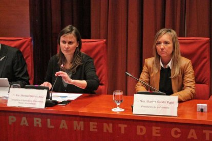 La consellera Meritxell Serret junto a la presidenta de la comisión de Agricultura, Marisa Xandri.