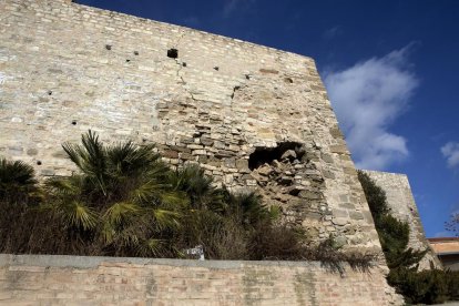 A la imatge, l’esvoranc a la muralla de Cervera, del segle XIV, i les esquerdes que ha provocat.