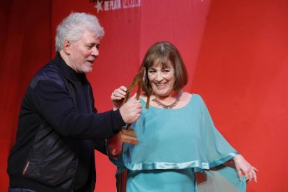 Carmen Maura recibió de manos de ‘su’ director, Pedro Almodóvar, el ‘Fotogramas’ de Honor.