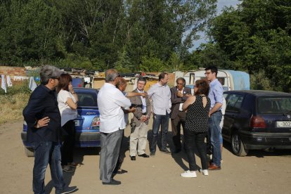 Un momento de la visita de los concejales al campamento.