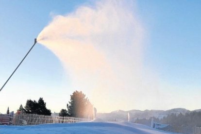 Lles se suma a la neu artificial