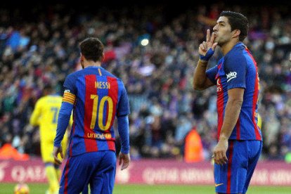 Luis Suárez celebra uno de los dos goles marcados ayer y que le sitúan al frente del ‘Pichichi’.