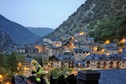 Un bomber durant l’extinció de l’incendi a Llavorsí.