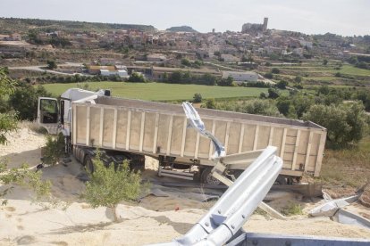 El camión accidentado, que transportaba harina de maíz, se salió de la vía y cayó por este desnivel en la C-14 a su paso por Ciutadilla.