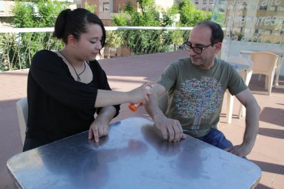 Vecinos de Cappont poniéndose repelente de mosquitos en una terraza situada en la plaza Blas Infante.