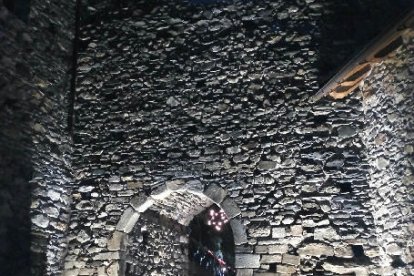 Las primeras luces colocadas en la muralla de la Vall de Boí.