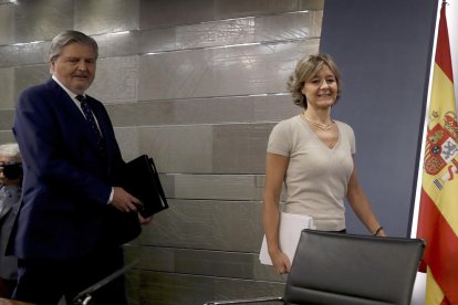 El portaveu del Govern, Íñigo Méndez de Vigo, i la ministra d'Agricultura, Isabel García Tejerina, a l'inici de la roda de premsa posterior a la reunió del Consell de Ministres.