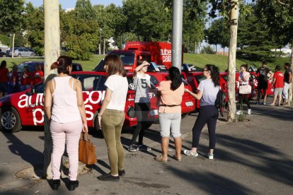 Alumnos de autoescuelas este lunes en el parking del Camp d'Esports de Lleida..