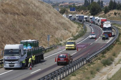 El camió ha perdut part de la càrrega que transportava, pots de me