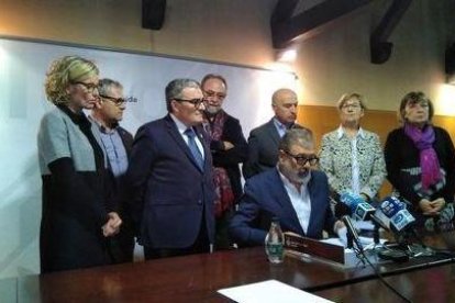 Larrosa, durant la seva internvenció davant de la premsa acompanyat per tot el govern de la Paeria.