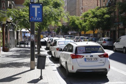 Lleida cuenta con varias paradas de taxis, como esta de avenida Blondel, junto a la estación de buses.