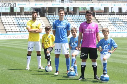 Jaume Viñes, Noel Carbonell i Joel Huertas, ahir amb les noves samarretes de la pròxima temporada.