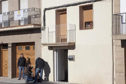 Agentes, en los alrededores de la casa donde vive la víctima.