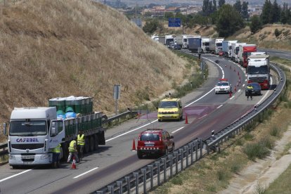 Ayer se registraron colas en Lleida en la autovía al perder parte de la carga un camión.