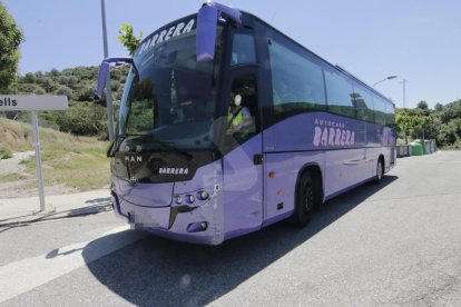 L'autocar implicat en l'accident a la C-13 a Camarasa.