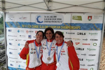 Irati Goikoetxea, Maialen Chourraut i Marta Martínez, amb les medalles aconseguides ahir per equips.