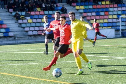 Un jugador del EFAC Almacelles controla el esférico ante la presión de un jugador del Santboià.