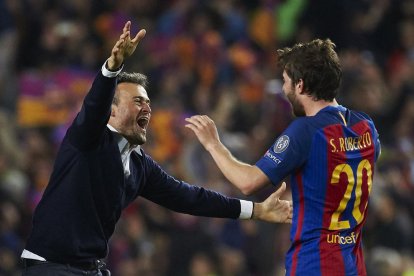 Un Luis Enrique eufòric corre a abraçar Sergi Roberto, que amb el seu gol va culminar la proesa europea del Barça.