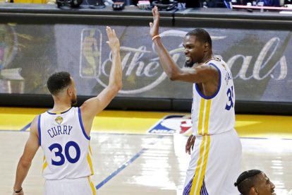 Stephen Curry y Kevin Durant festejan el triunfo de ayer.