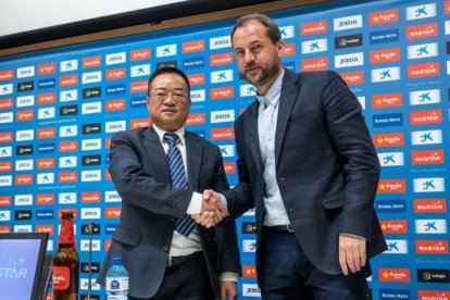 Chen Yansheng, president del RCD Espanyol, i Perarnau.