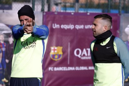 Jordi Alba, a la derecha, en un entrenamiento de esta temporada.