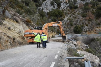 Els treballs ahir per reobrir la carretera de Montant de Tost després del despreniment de dimarts.