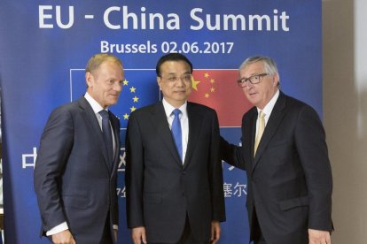 Donald Tusk, el primer ministro chino, Li Keqiang, y el jefe de la Comisión Europea, Jean-Claude Juncker.