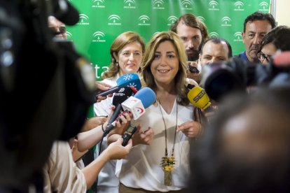 La presidenta de la Junta, Susana Díaz, visitant un hospital.