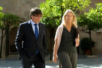 El president de la Generalitat, Carles Puigdemont, i la consellera de Presidència i portaveu del Govern, Neus Munté