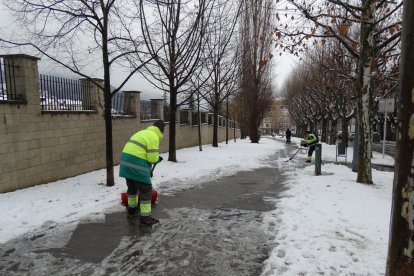 Un operario de la brigada de La Seu retirando nieve de la calzada. 