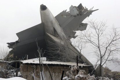 Vista de les restes de l’aparell accidentat a prop de l’aeroport de Manas.