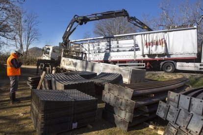 Operaris descarregant material a un quilòmetre de l’entrada del túnel, entre la Noguera i l’Urgell.