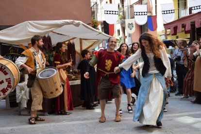 Un pasacalles sirvió ayer para inaugurar la decimosexta edición del Mercat dels Canonges de La Seu.