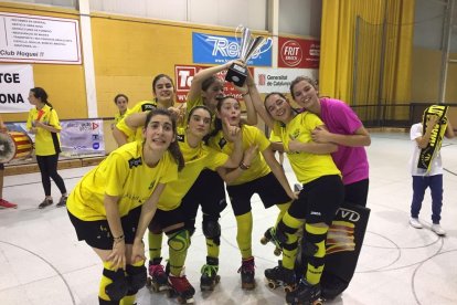 Las jugadoras celebraron el ascenso en la misma pista del Girona.